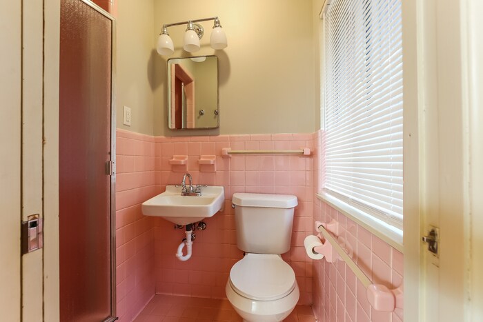 Building Photo - 612 Hall Dr