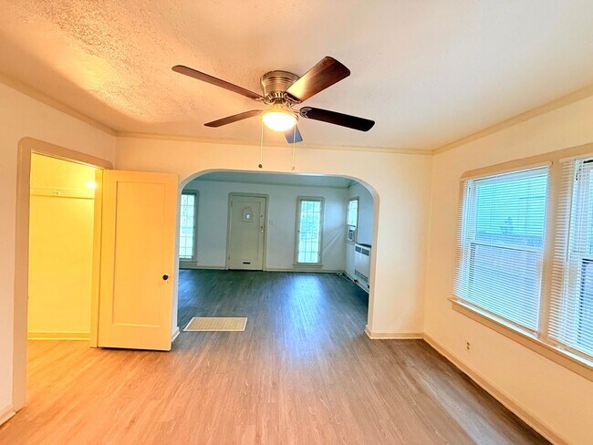 Building Photo - 614-614 N Poinsettia Pl