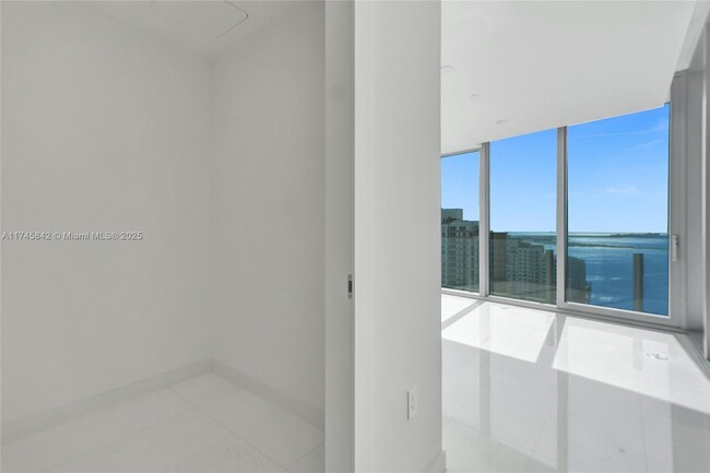 Building Photo - 300 Biscayne Blvd Way