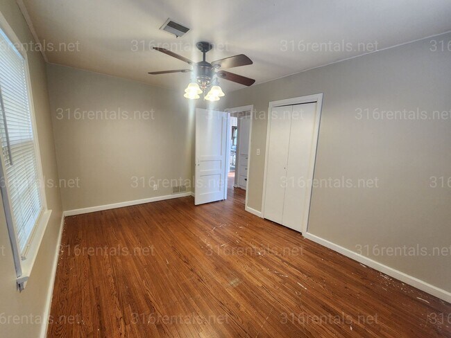 Building Photo - 1348 N Crestway Ave