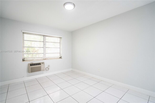 Building Photo - 7829 Carlyle Ave