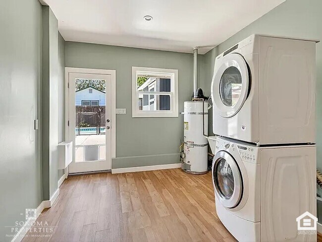 Building Photo - Charming 2-bedroom, 1-bathroom Sonoma Home - Available Now!