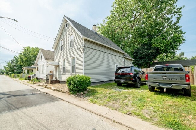 Building Photo - Updated Tremont 1 Bedroom