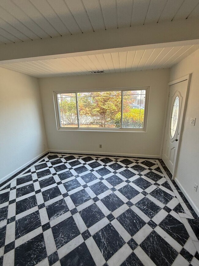 Building Photo - $3,700 / 4 BR - Comfortable 3-Bedroom Fremont Rental in Prime East Bay Location!
