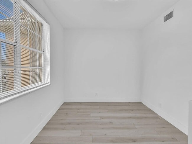 Building Photo - 8 Key W Ct