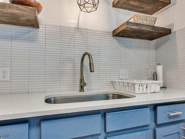 Building Photo - 217 E Daws St