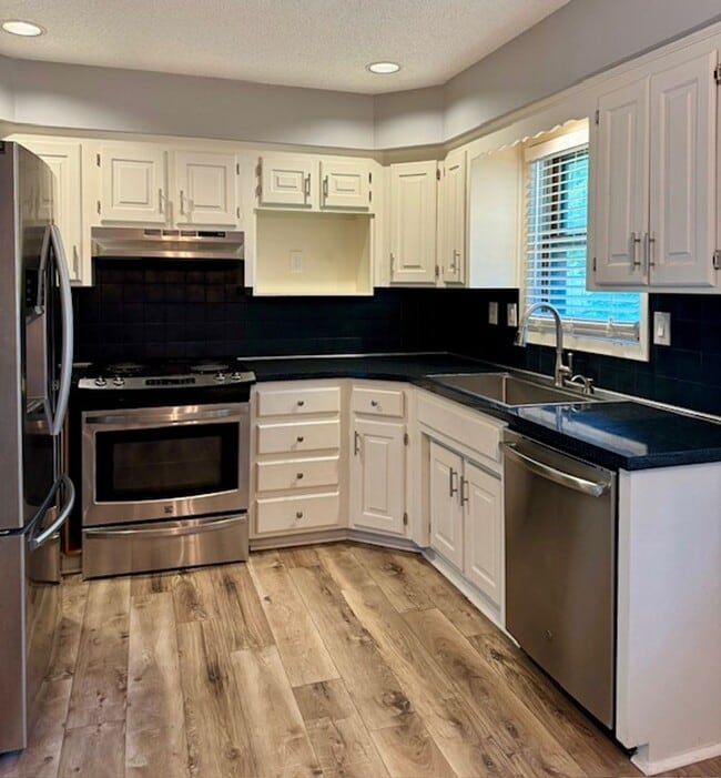 Building Photo - Exceptional Split-Level Home on Large Corn...