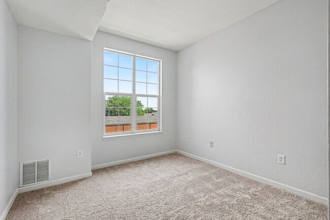 Building Photo - Charming Englewood Condo | 2 Bedrooms, Covered Parking & Community Pool