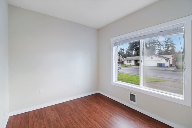 Building Photo - 3 Bed 2 Bath - Pet Friendly - NAS Whidbey