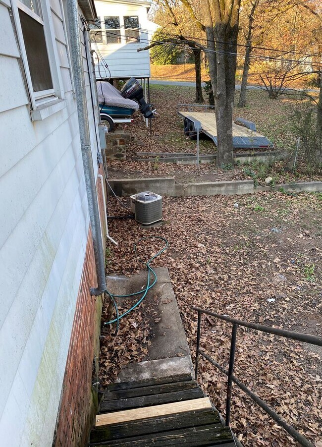 Building Photo - 2 Bed 1 Bath with Large backyard