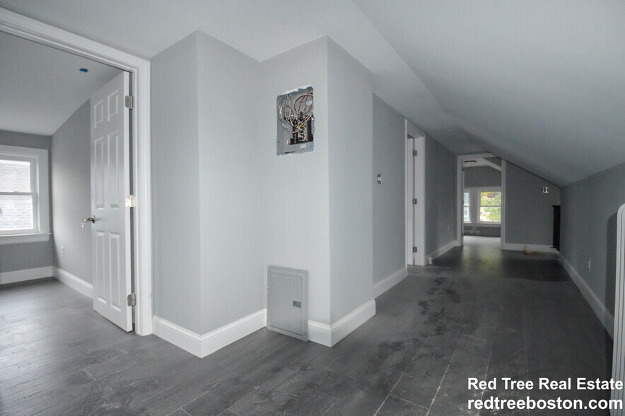 Building Photo - 158 Hillside St