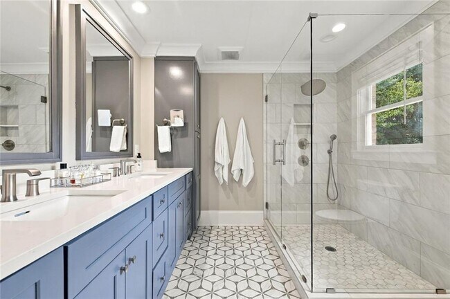 Building Photo - 5179 Meadowlake Dr