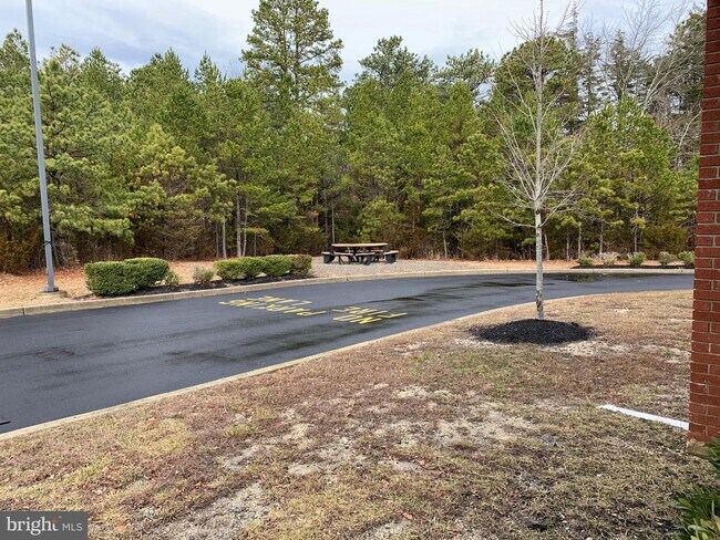 Building Photo - 158 Oak Ln