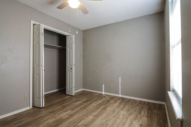 Building Photo - Cozy & Updated