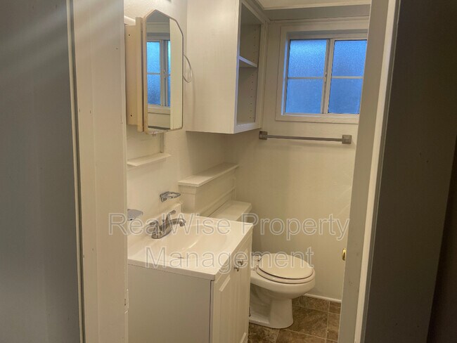 Building Photo - 300 Edwards St