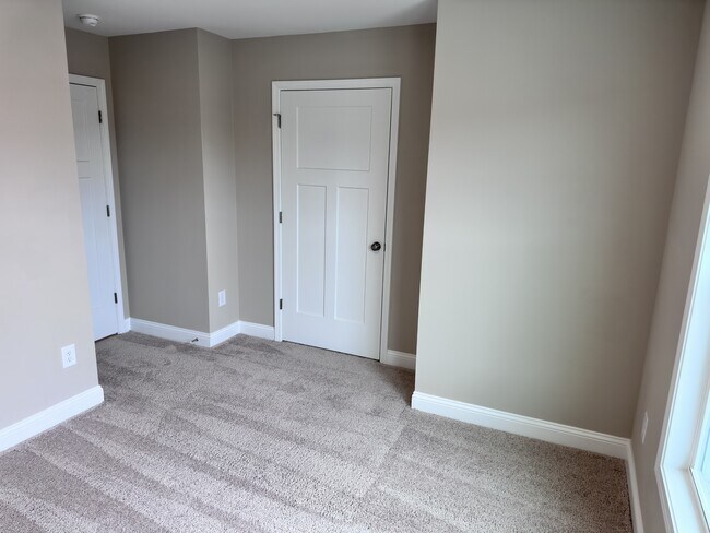 Building Photo - 617 Jacks Xing Dr