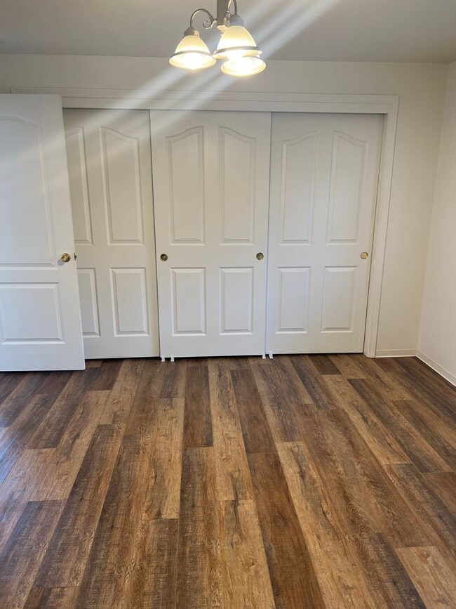 Building Photo - Lovely 3 bedroom, 2.5 bath home with laundry, near schools