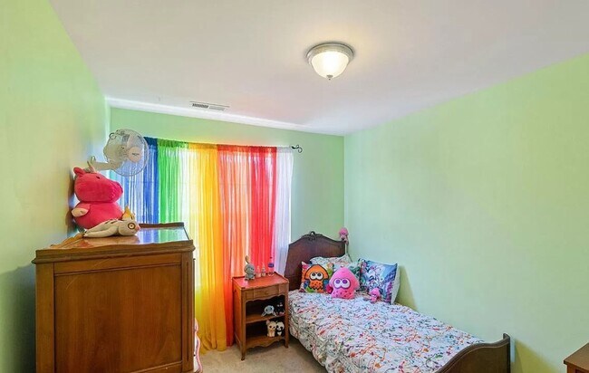 Building Photo - 3 level End Unit townhouse w/bump out in B...