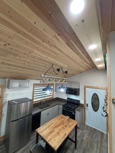 Building Photo - 7711 Owensmouth Ave