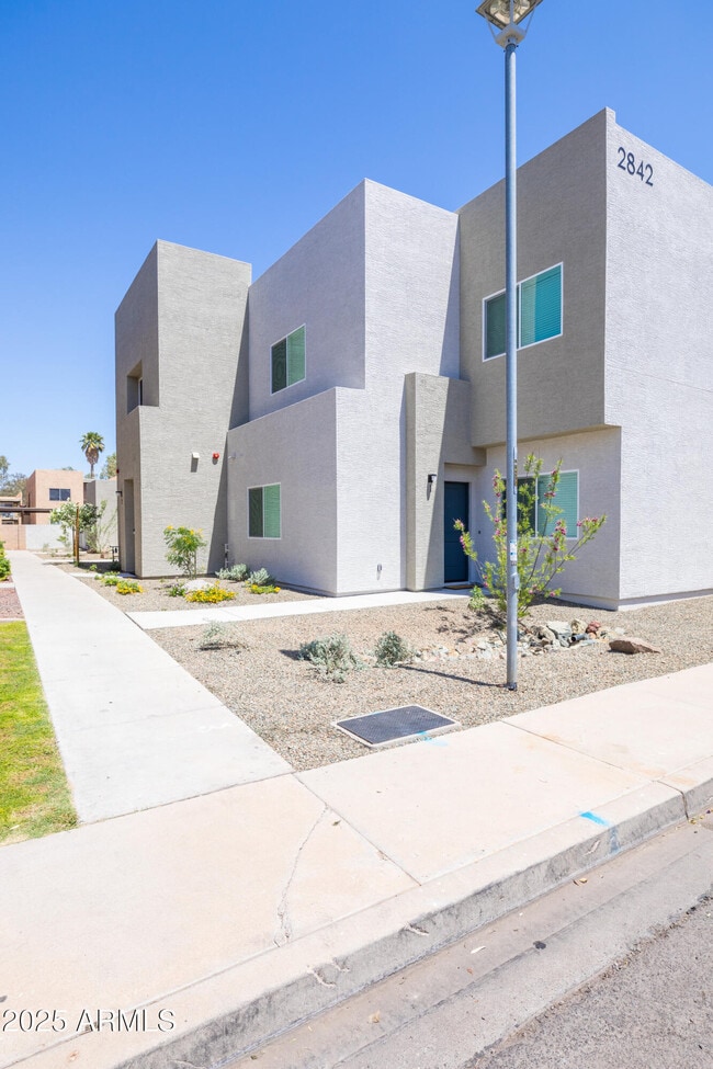 Building Photo - 2842 E Tracy Ln