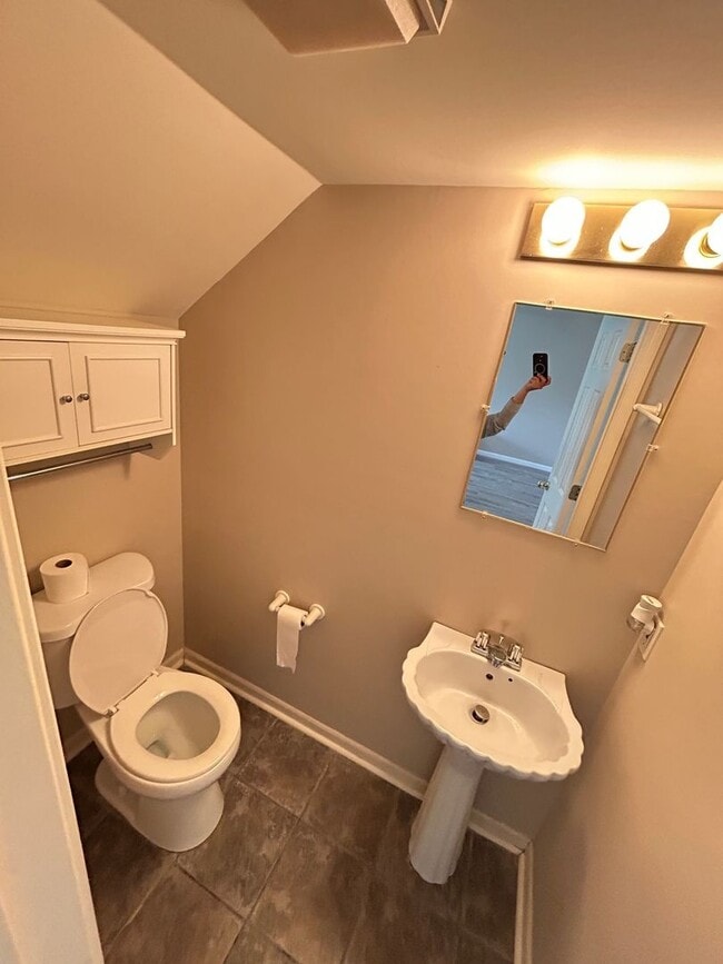 Building Photo - Spacious 2BR Town house in Houma