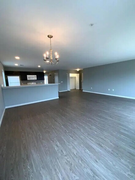 Building Photo - 200 Larkspur Ln