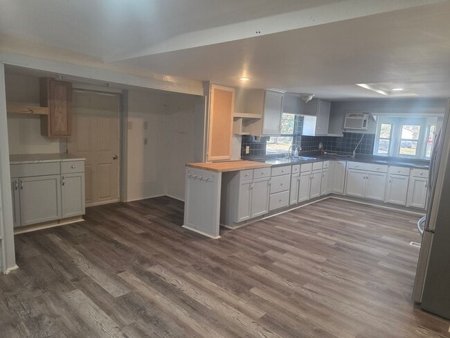 Building Photo - Updated 3 bedroom 2 bath Home for rent