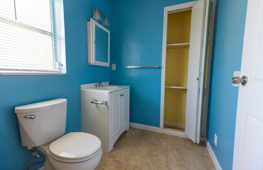 Full Bathroom - 6128 Townsend Rd