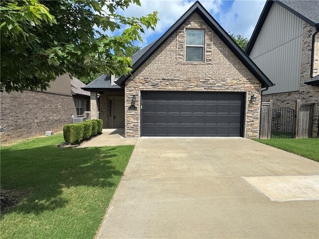 Building Photo - 1802 SW Riverstone Rd