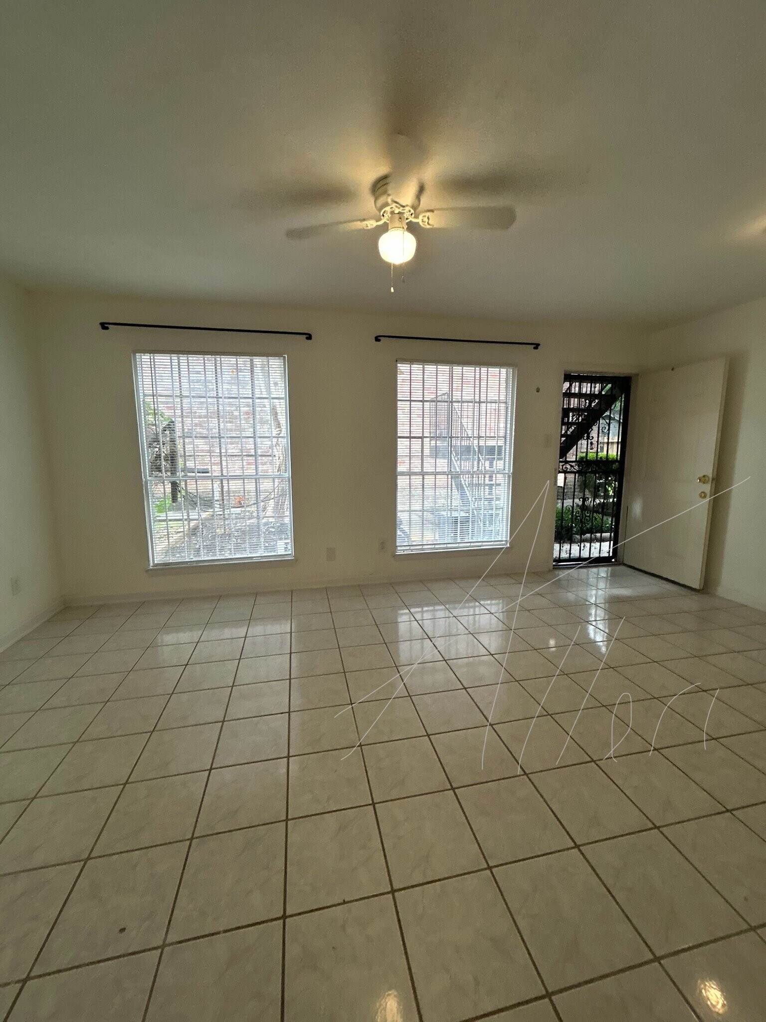 Building Photo - 201 W Rosamond St