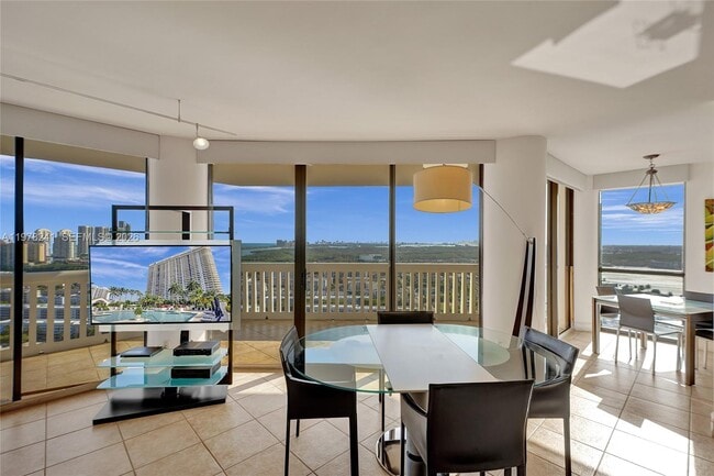 Building Photo - 2000 Island Blvd