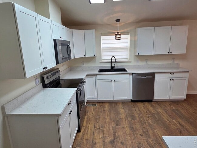 Building Photo - Beautifully Modern Home In Fort Morgan!