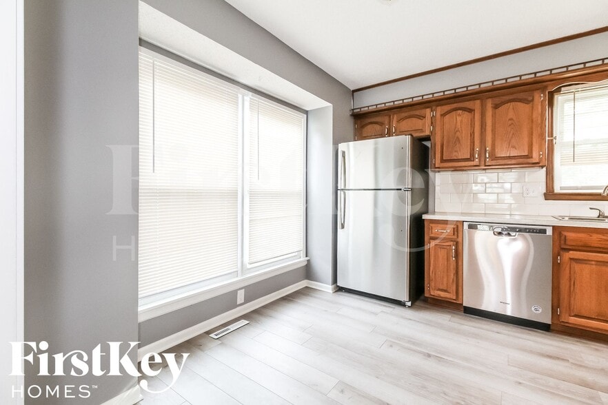 Building Photo - 303 Monroe Ave