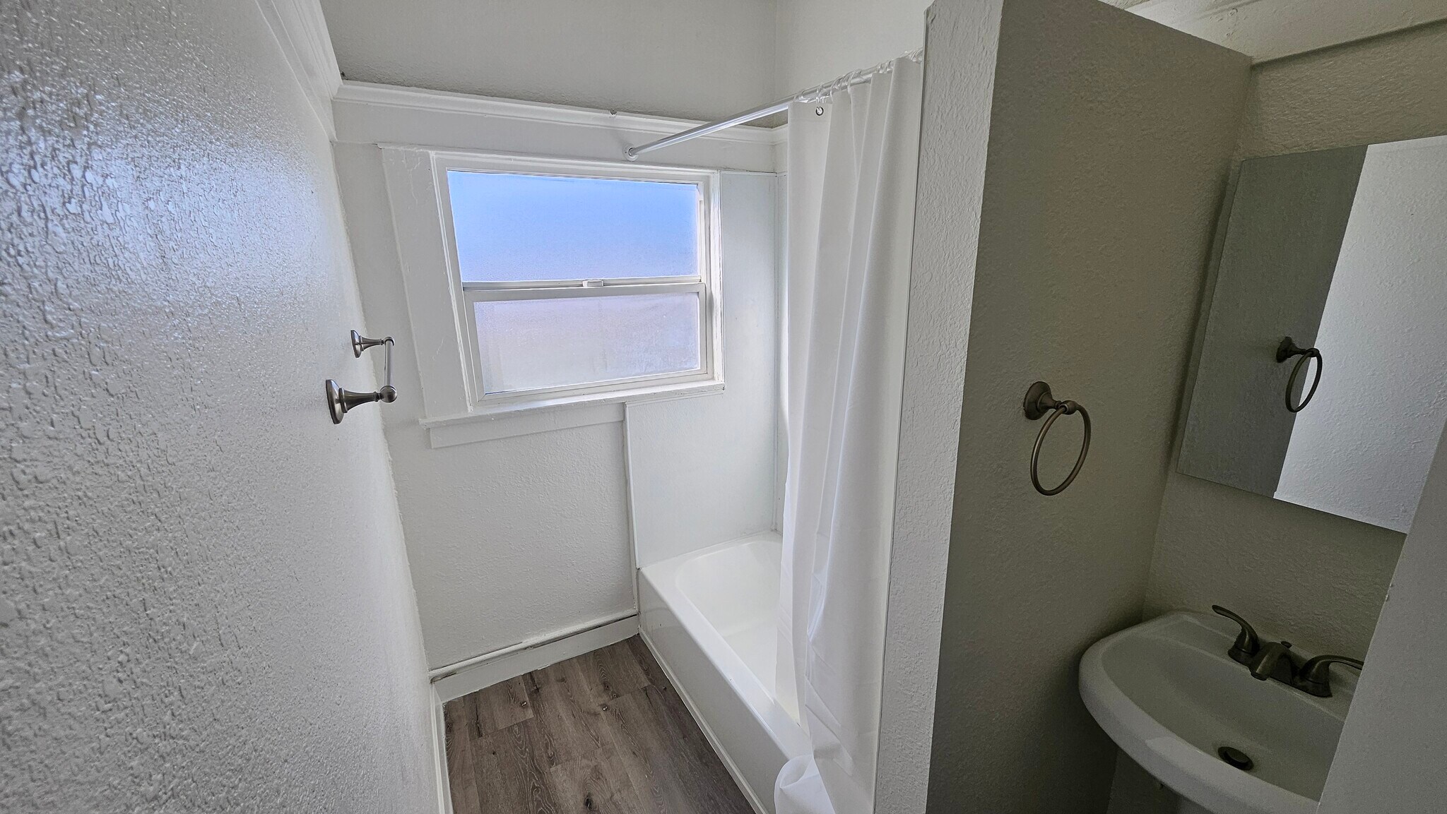 Building Photo - 1330 W 11th St