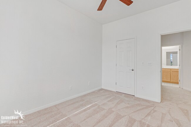 Building Photo - Gorgeous 2Bdm 2Ba Home with Golf-Course Vi...