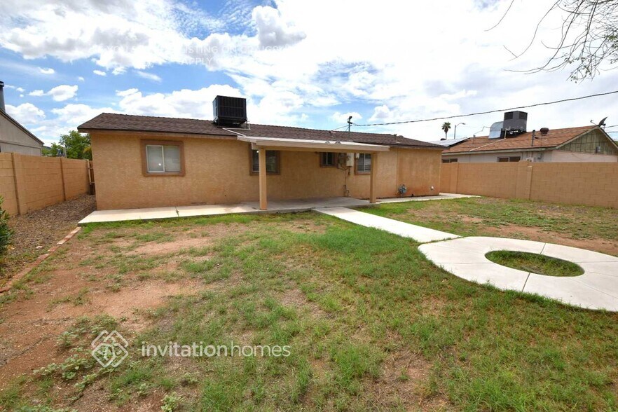 Building Photo - 2204 E Beverly Ln