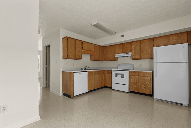 Building Photo - Charming Two Bedroom Townhome in South Louisville, Family-Friendly Neighborhood!
