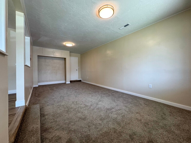 Building Photo - 496 N 70 W