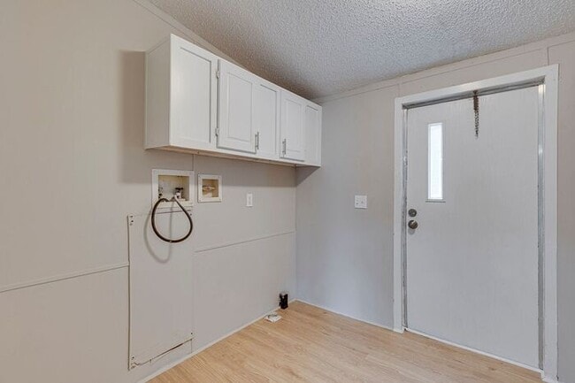 Building Photo - Fully Remodeled 4 Bedroom 2 Bath Home