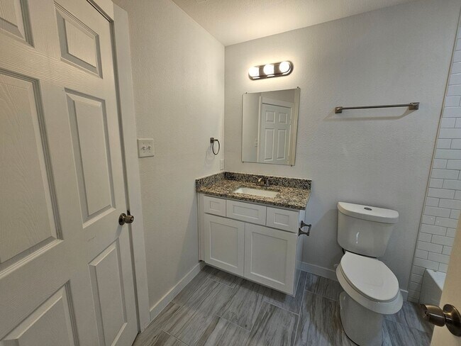 Building Photo - Recently rehabbed. Available now