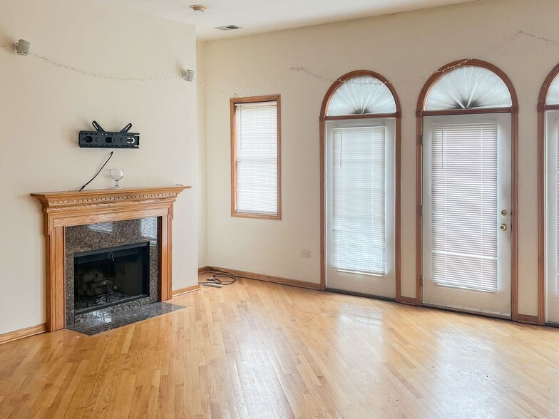 Building Photo - 2529 N Southport Ave