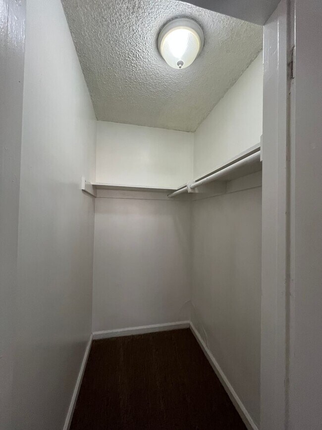Building Photo - 928 W Pine St