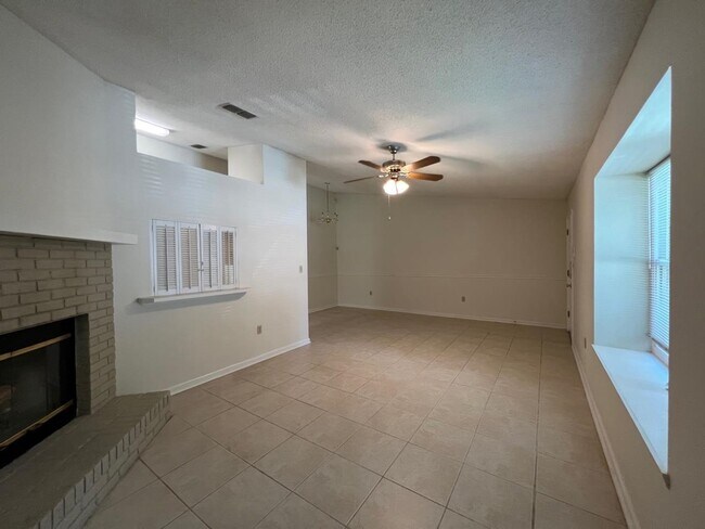 Building Photo - 2231 Treeo Ln