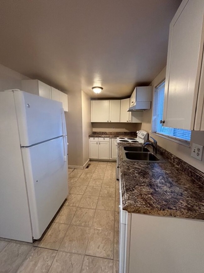 Building Photo - 3 Bed / 1 Bath Near I-25 and S. Academy - ...