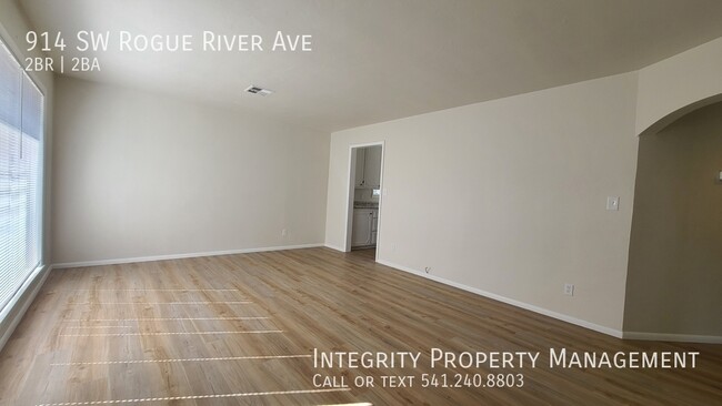 Building Photo - 914 SW Rogue River Ave