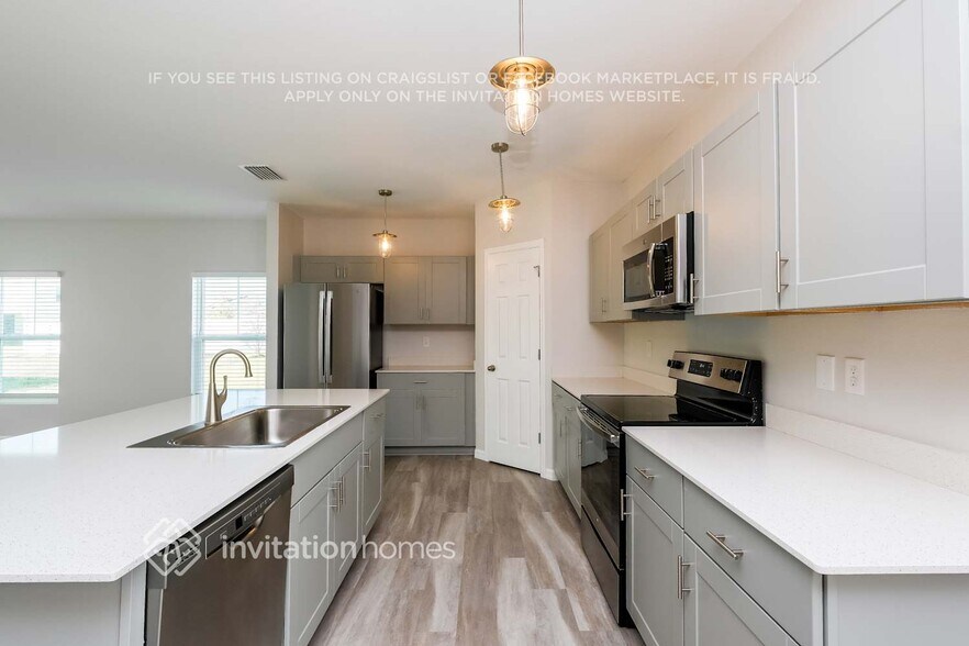 Building Photo - 13103 Fruitville Way