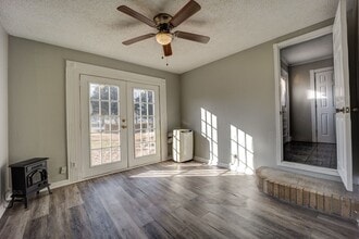 Building Photo - Freshly Updated 3 Bedroom Home