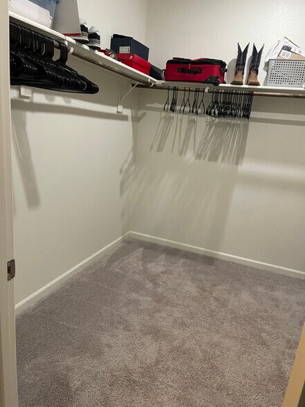 Building Photo - 932 Avagail Ave