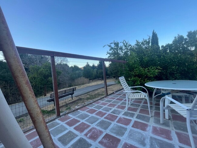 Building Photo - 1013 Ridgeview Dr