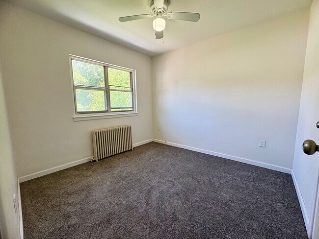 Building Photo - 2 Bedroom 1 Bathroom Townhome Available in Lancaster!